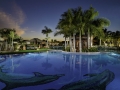 a0-piscina-noche-green-garden-resort